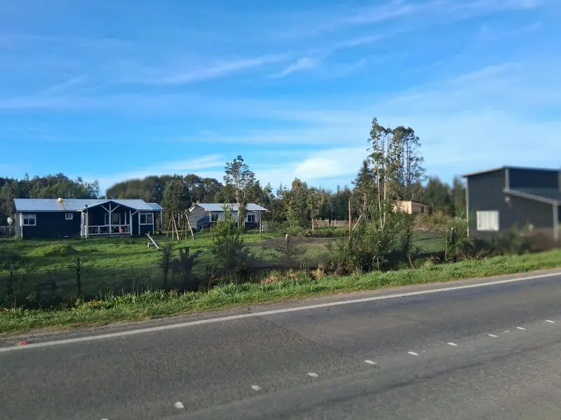 Acceso por camino pavimentado